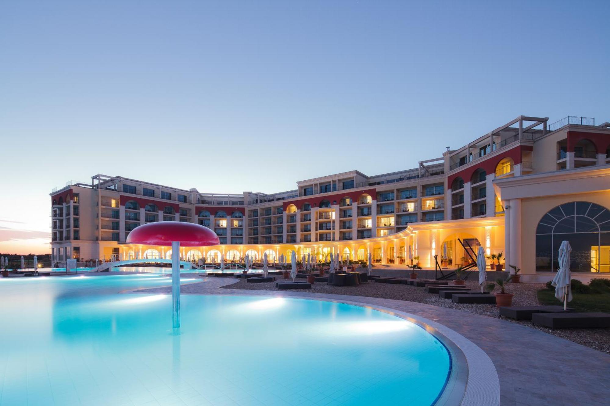 Lighthouse Golf & Spa Hotel Balčik Exteriér fotografie The hotel at sunset