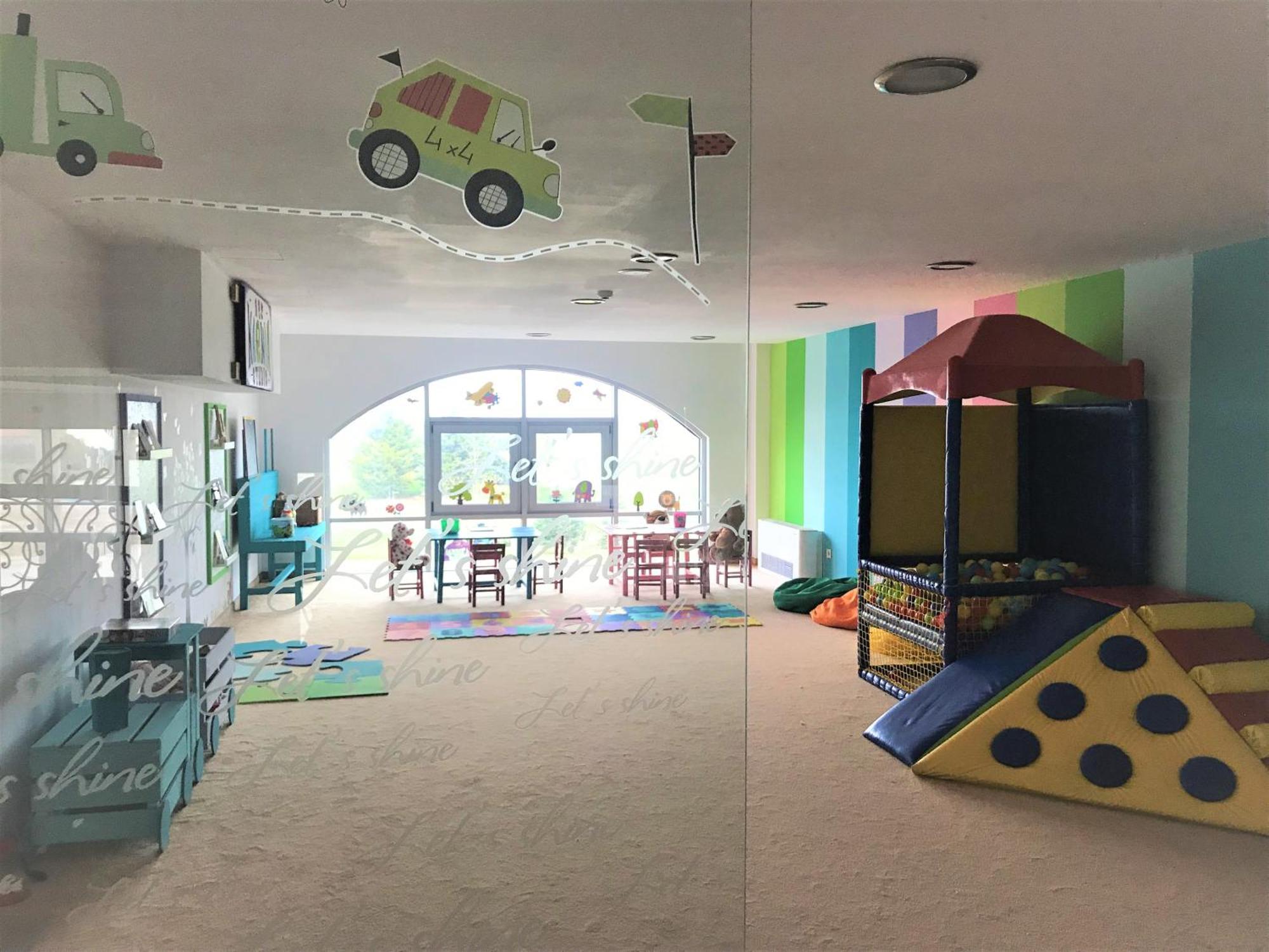 Lighthouse Golf & Spa Hotel Balčik Exteriér fotografie The interior of a typical nursery